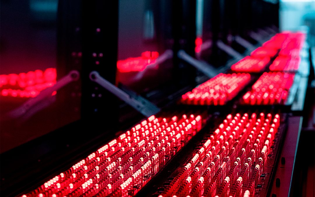 ¿Cómo se controla el brillo en una pantalla LED?